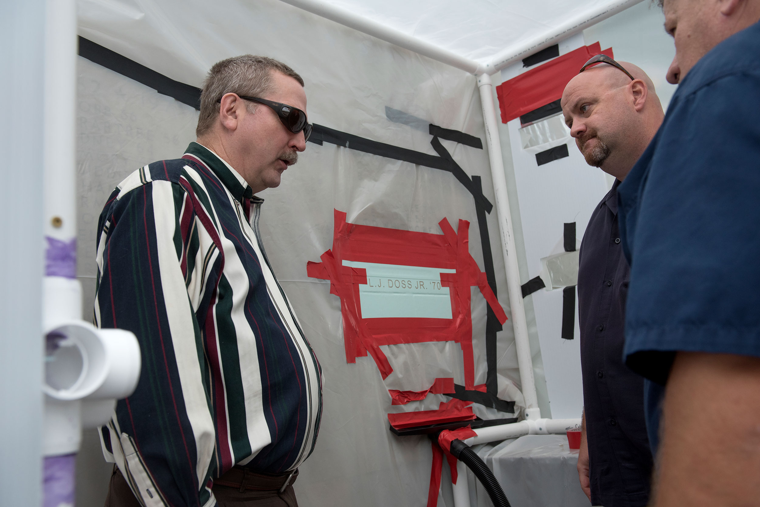 A last-minute check of the set-up ensures that all is ready for the sandblasting to start.