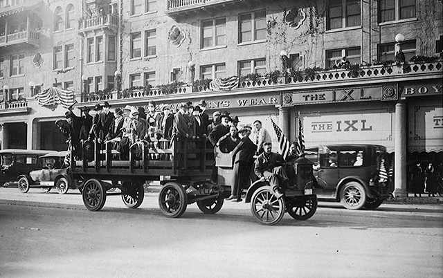 parade during the 1918 pandemic