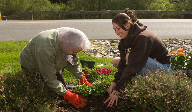 VT student working with Blacksburg-area senior citizen