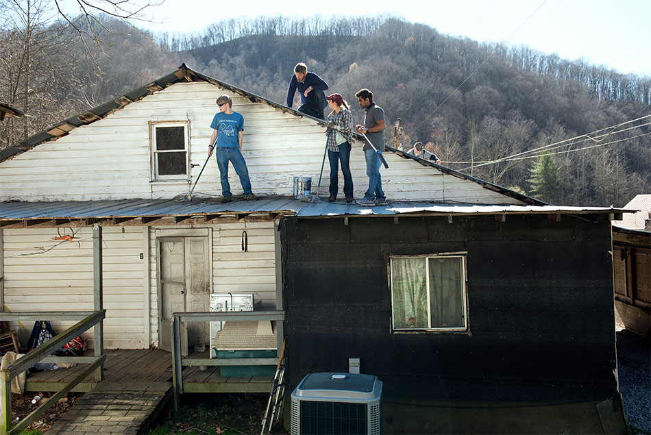 Alternative spring break service trip in Hurley, W.Va.