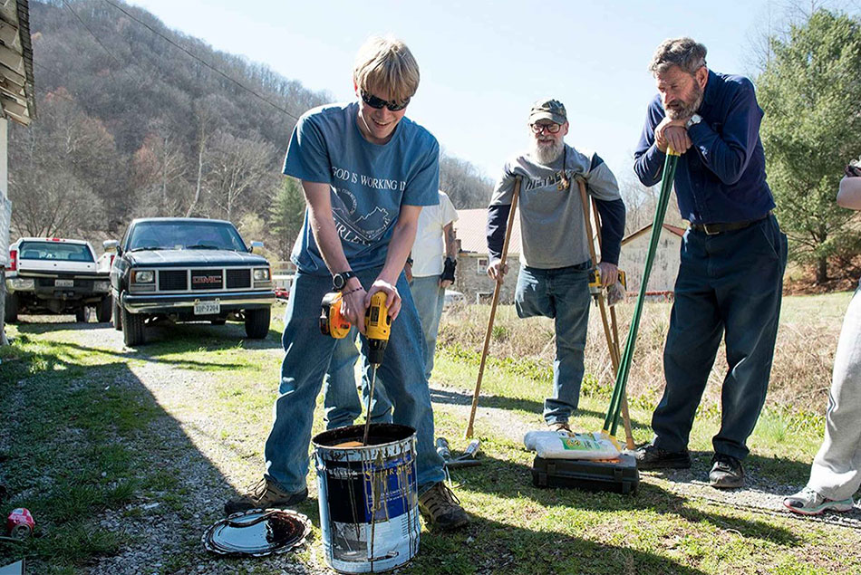 Alternative spring break service trip in Hurley, W.Va.