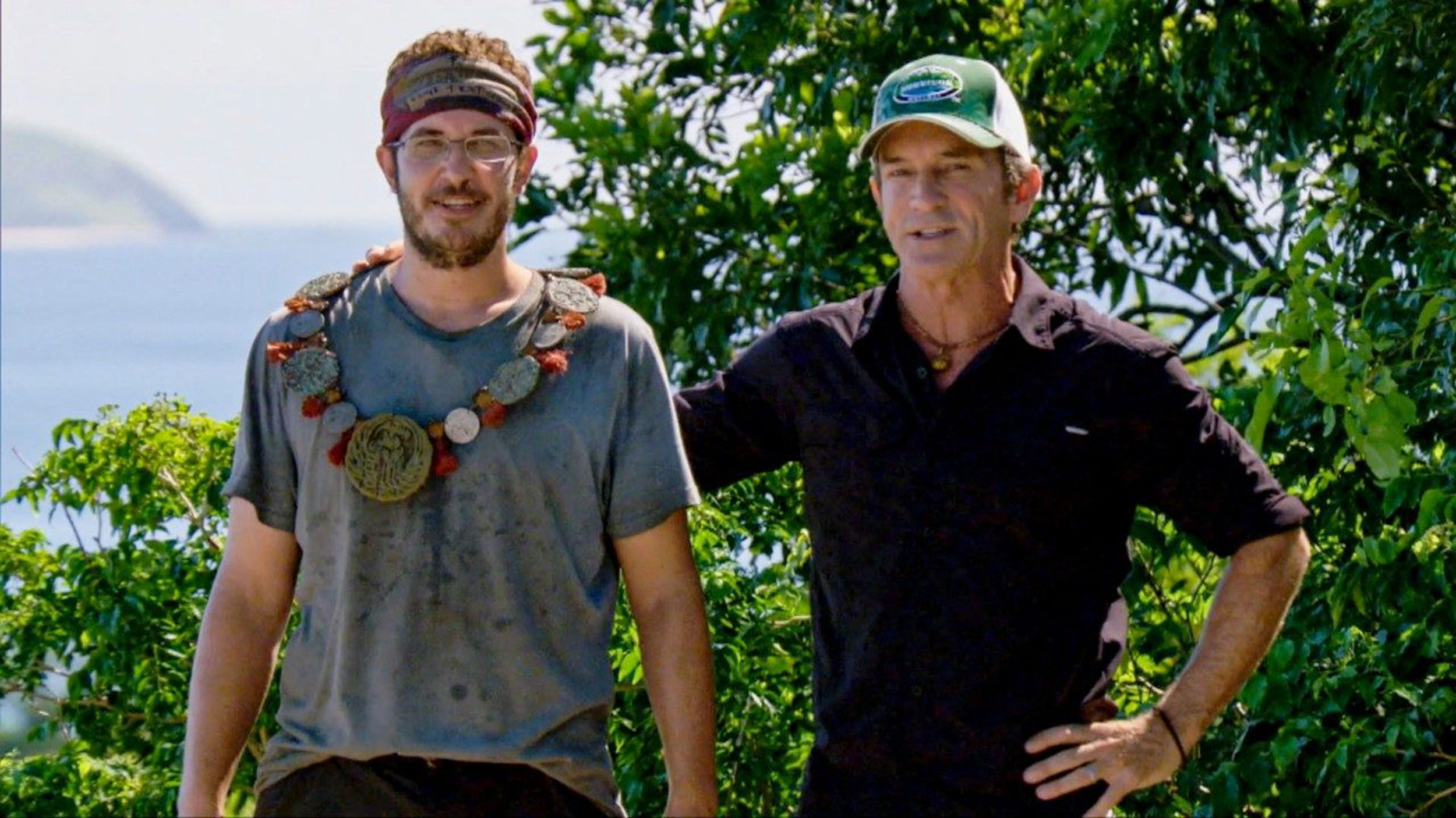 Jeff Probst awards Rick Devens with the Immunity Necklace