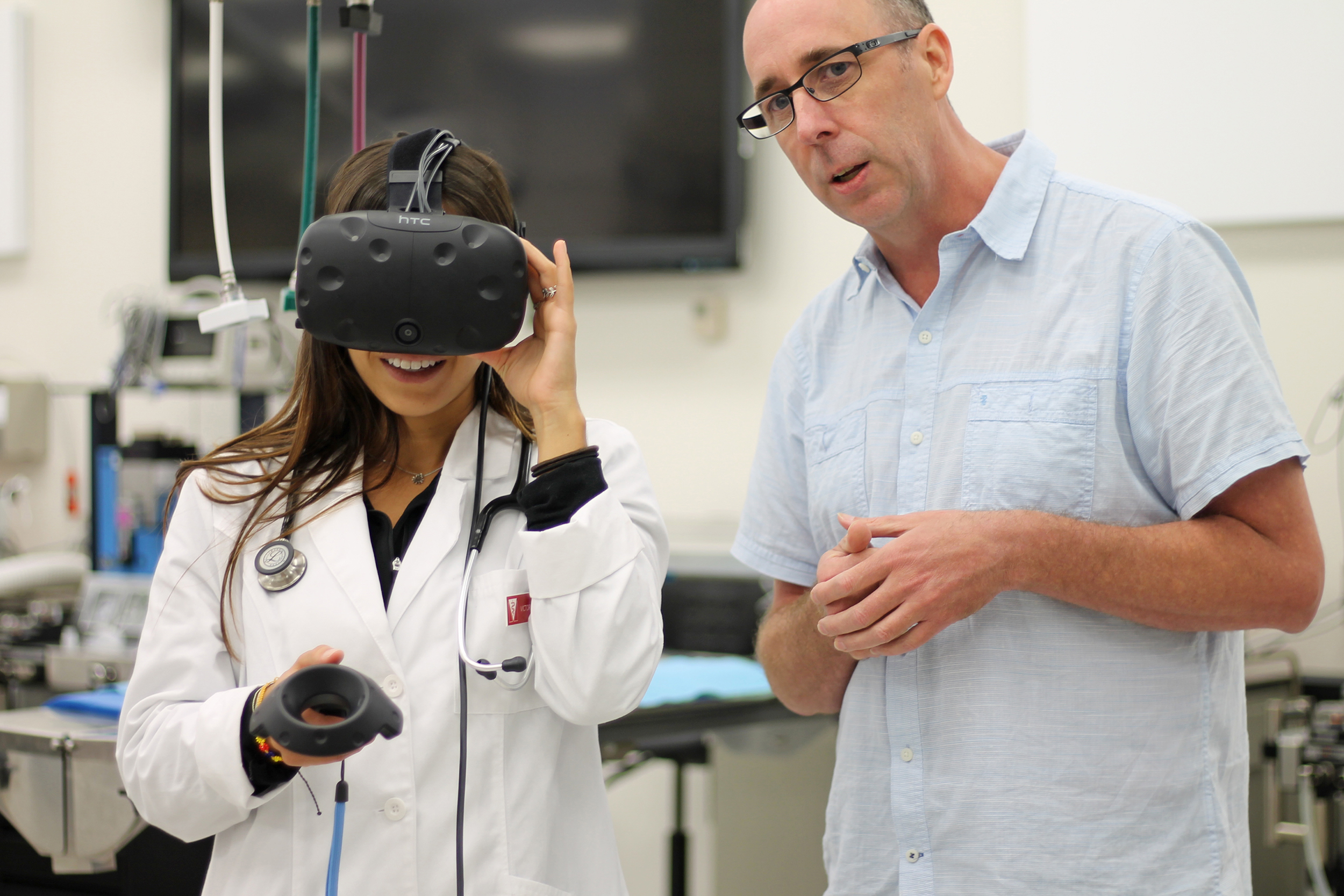 veterinary student uses a virtual reality headset
