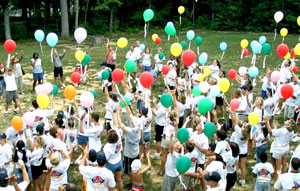 kids releasing balloons